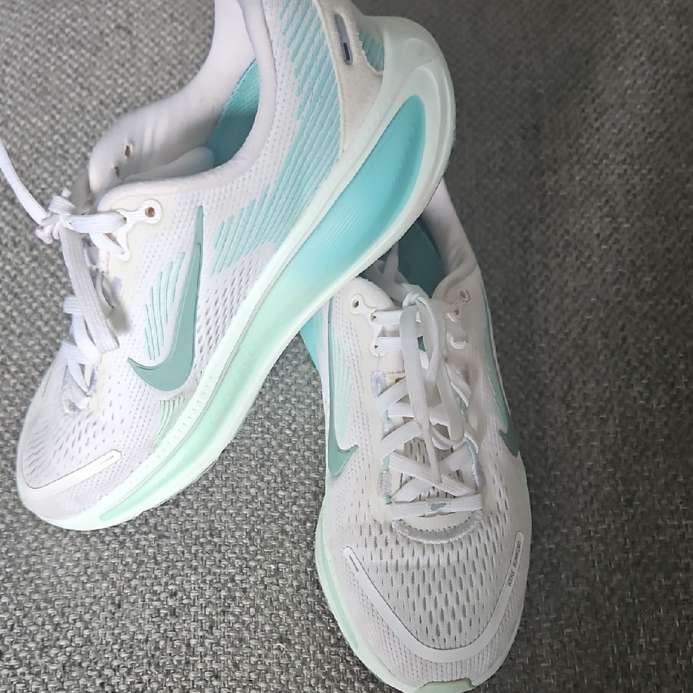 Nike Big Girl VOMERO 3.5Y White and Mint Athletic Running Shoes